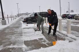 snow-crew-shovelling-snow